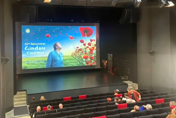 Intérieur du cinéma L’Arsenic de Gindou, pendant que la salle se remplit doucement…