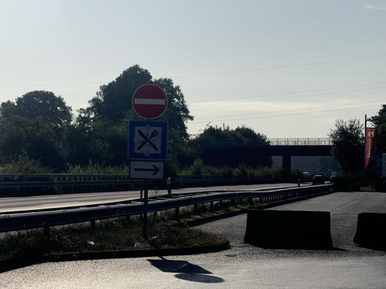 Autobahn A40 an der Deutsch-Niederländischen Grenze, keine Grenzkontrollen weit und breit zu sehen.
