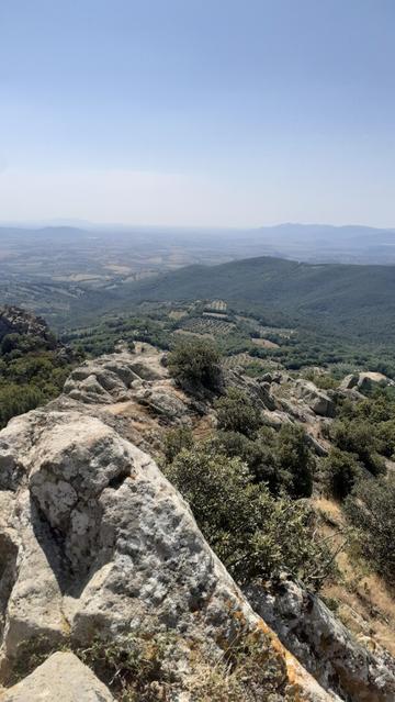 Panorama con pianura colline e la roccia da cui ho fatto la foto in primo piano