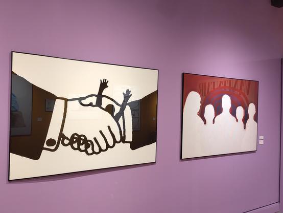 Twee rechthoekige liggende werken naast elkaar.

Links in zwart -wit twee handen die elkaar schudden met een mens ertussen die fijngeknepen wordt.

Rechts een rood vlak dat op bloed lijkt dat naar beneden druipt waardoor het compleet witte vlak eronder een groep mensen lijkt.