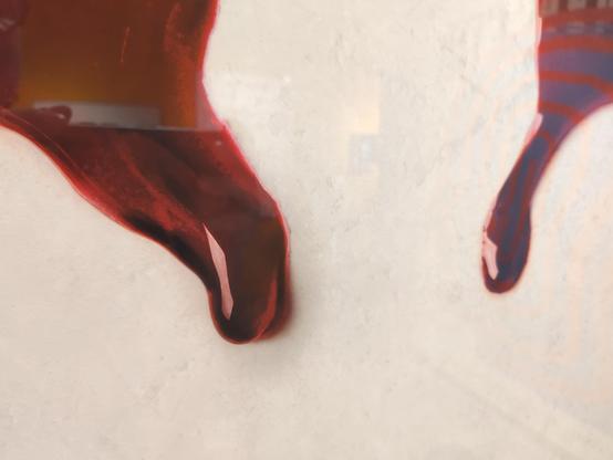 Detail van de rode druppels.