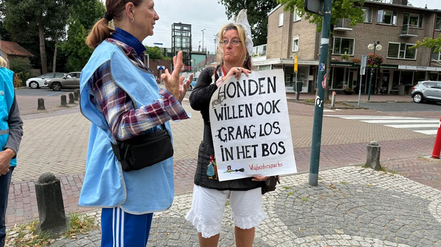 Foto van RTV Utrecht met links de deescalatie van XR en rechts (no pun intended) Yvette Evers.