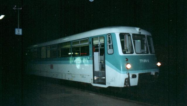 Autorail 771 010 en gare de Halberstadt un soir de septembre 2000. Il porte la livrée régionale vert clair.