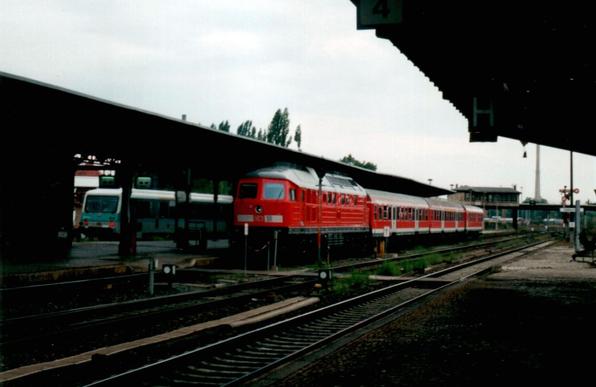 Locomotive BR 243 en tête d'une courte rame de voitures Halberstadt en gare de... Halberstadt en septembre 2000. A gauche, un autorail DB série 628