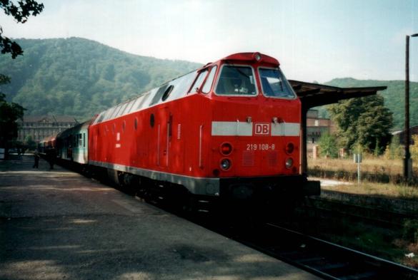 Locomotive série 219 en queue d'un train RE venant de Magdeburg, il vient d'arriver dans la gare en cul de sac de Thale, point de départ de nombreuses balades. Septembre 2000