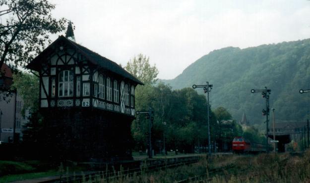 La cabine B2 en avant-gare de Thale et dans le fond, le train arrivé de Magdeburg. Septembre 2000