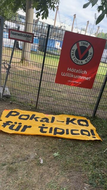Banner mit der Ausschrift "Pokal-KO für Tipico!" vor dem Sportpark Höhenberg