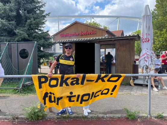 Banner mit der Ausschrift "Pokal-KO für Tipico!" im Stuttgarter PSV Stadion beim Pokalspiel der Frauen.