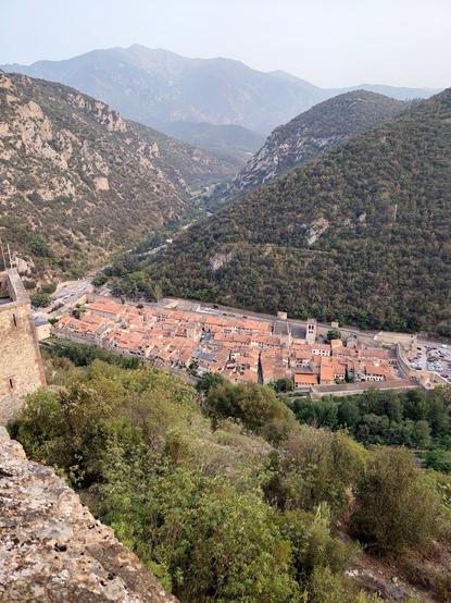 Vista de Vilafranca amb el Massís del Canigó al fons de la imatge.