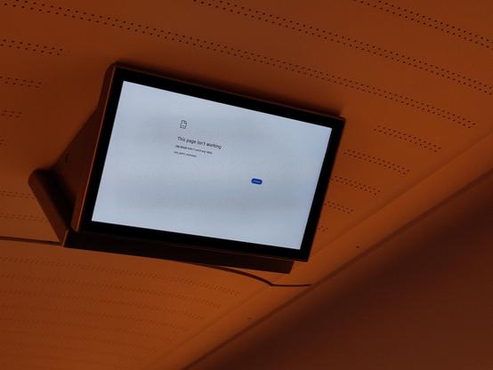 An info screen in a train showing an error message: "This page isn't working. zip.local didn't send any data." The page looks like a browser error page.