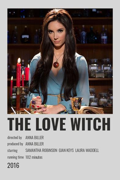 Póster de la película _The Love Witch_ (2016) que muestra a la protagonista con cabello oscuro y largo, vestida con una blusa azul. En el fondo, se ven frascos de vidrio y velas encendidas, creando un ambiente místico.
