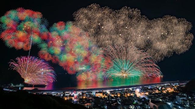 七里御浜を彩る１万発の大輪　三重県熊野市で熊野大花火大会、12万人を魅了