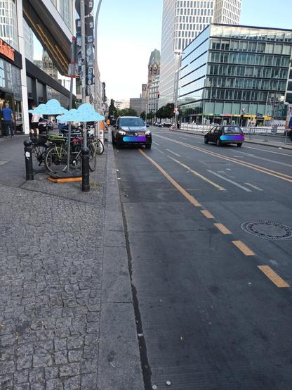 Auto steht komplett auf gelb markiertem Fahrradbereich und blockiert zusätzlich ein Drittel der Baustellen MIV Fahrspur. Andere Autofahrys müssen über die doppelte Trennlinie auf die Gegenfahrbahn, um dort vorbei zu kommen