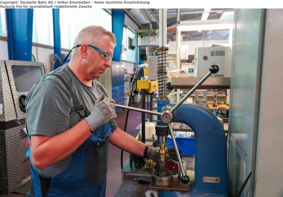 Vormontage Federspannvorrichtung  Fahrzeuginstandhaltung GmbH - Werk Fulda