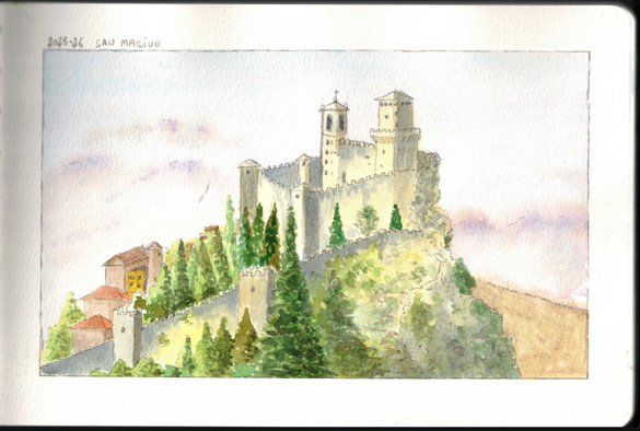 Un acquerello su un quaderno da disegno raffigura la Rocca di San Marino, una fortezza medievale in cima a una collina rocciosa. La rocca, di colore chiaro, ha alte mura merlate e due torri. Ai piedi della fortezza, un bosco svetta verso il cielo, parzialmente coprendo le mura. In basso a sinistra si intravedono alcune case rosse. Il cielo, sullo sfondo, è un velo di nuvole rosa e viola.