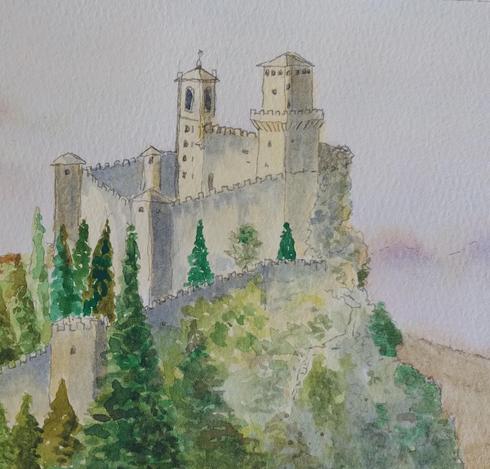 Un acquerello su un quaderno da disegno raffigura la Rocca di San Marino, una fortezza medievale in cima a una collina rocciosa. La rocca, di colore chiaro, ha alte mura merlate e due torri. Ai piedi della fortezza, un bosco svetta verso il cielo, parzialmente coprendo le mura. In basso a sinistra si intravedono alcune case rosse. Il cielo, sullo sfondo, è un velo di nuvole rosa e viola.