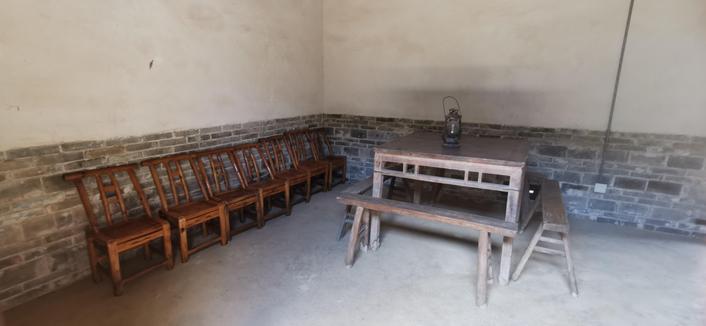 许光达故居
桌椅