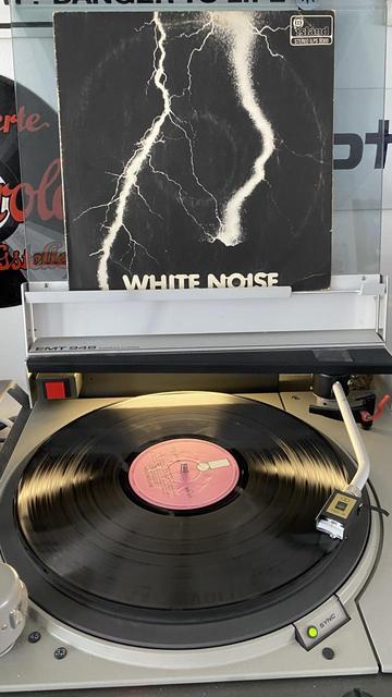 Vinyl Schallplatte „White Noise-An Electric Storm“ auf einem Plattenspieler.
