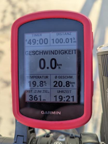 Foto von einem Garmin Navigationsgerät.
Timer: 4:49:00
Distanz: 100,01km
Geschwindigkeit: 0,0
Temperatur: 19,8 °C
Durchschnittliche Geschwindigkeit: 20,8km/h
Distanz zum Ziel: 361m
Uhrzeit: 19:21