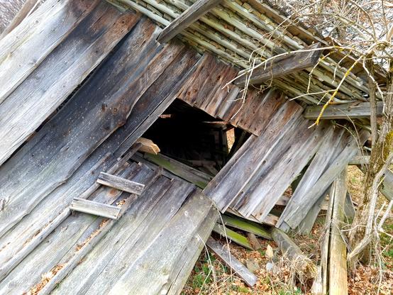 #Hütte bei der Harthöhe, Weilheim in #Bayern, Oberland #Pfaffenwinkel. In den Wälden, auf einer Wiese am Waldrand. #Hut near Harthöhe, Weilheim in #Bavaria, Oberland #Pfaffenwinkel. In the woods, on a meadow at the edge of the forest.