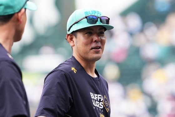 オリ中継ぎ陣に浸透する比嘉投手コーチの"教え" 11年前から忘れぬ言葉「体は動くよ」 | Full-Count