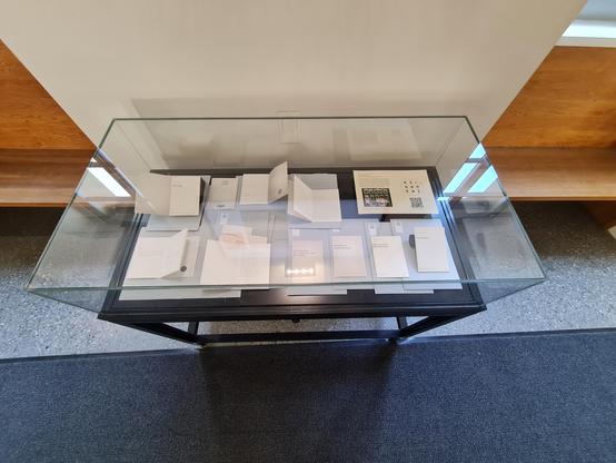 vitrine mit 12 titeln der edition.