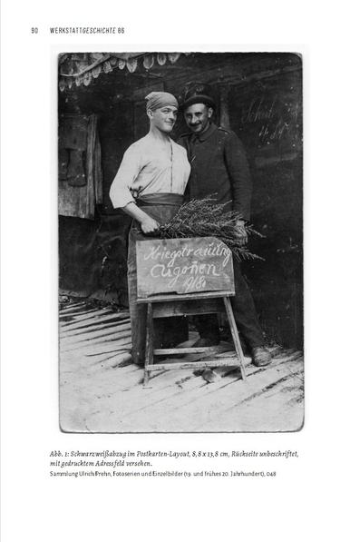 Zweite Seite des gedruckten Beitrags mit einem S/W-Foto: Zwei Soldaten - einer in Uniform, der andere mit Kopftuch und langem Rock als Frau verkleidet - posieren lächelnd und nahe beieinander stehend hinter einem Holzschild auf einem Schemel mit der Kreide-Aufschrift "Kriegstrauung Argonen 1918".