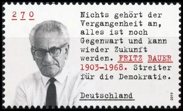 Das Bild zeigt die Briefmarke einem Bild von Fritz Bauer, Generalstaatsanwalt in Hessen und Initiator der Ausschwitzprozesse ,mit dem Bauer Zitat: Nichts gehört der Vergangenheit an, alles ist noch Gegenwart und kann wieder Zukunft werden.