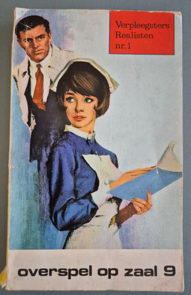 Omslag van "Overspel op zaal 9": Verpleegster met kapje en map op voorgrond, mannelijke dokter op achtergrond.