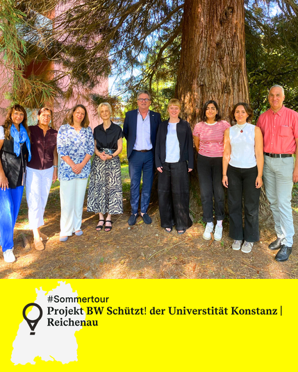 Gruppenfoto mit neun Personen draußen vor einem Baum. Darunter Minister Manne Lucha und Mitarbeitende vom Projekt BW schützt! Der Uni Konstanz in Reichenau.