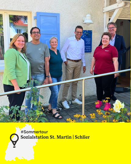Gruppenfoto mit sechs Personen, darunter Minister Manne Lucha, Anna Wiech von Manne Luchas Wahlkreisbüro und Mitarbeitende von der Sozialstation St. Martin in Schlier. Sie stehen draußen vor einem Gebäude auf einer Rampe.