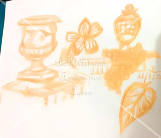 Halbe Sketchbook Seite mit Zeichnungen mit orangem Buntstift. Links eine Steinamphore mit schmalem Fuß, der in einer eckigen Grundplatte mündet. Steht auf einer breiten Mauer, die schräg nach rechts hinten verläuft. Links daneben eine größere fünfblättrige Blüte und rechts davon weiter hinten auf einer übetwucherten Mauer ein eiförmiges Steingefäß, in der Mitte umlaufend in geradem Gitter durchbrochen, mit schmalem Fuß. Darunter noch ein größeres längliches herzförmiges Blatt mit geschwungenen Blattadern.