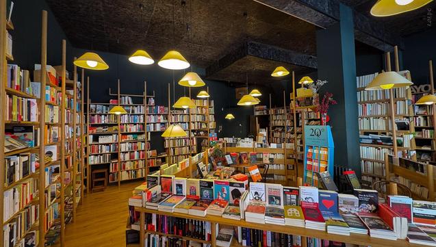 Interior de una librería, con los libros expuestos y en estanterías.