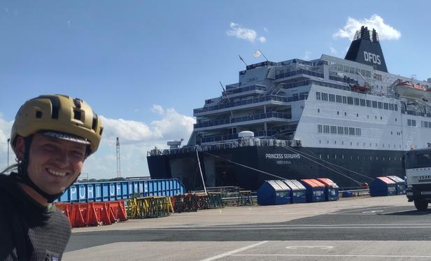 Stinketeppich vor grosser Fähre