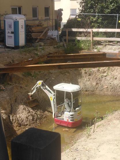 Einsamer Bagger im Baggersee