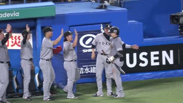 【丸佳浩】72人目 77度目のサイクル安打達成‼ 村上が達成ボールを渡す ベンチでリチャードと楽しく話す 現地映像