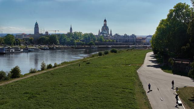 Skater an der Albertbrücke, Elbe und Frauenkirche im Hintergrund