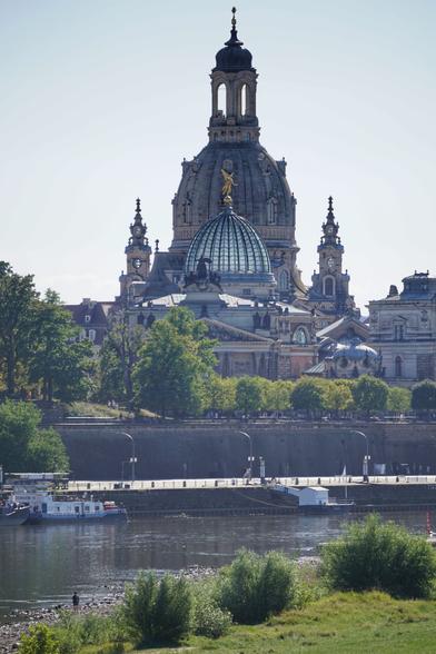 Frauenkirche und Zitronenpresse vor Elbe