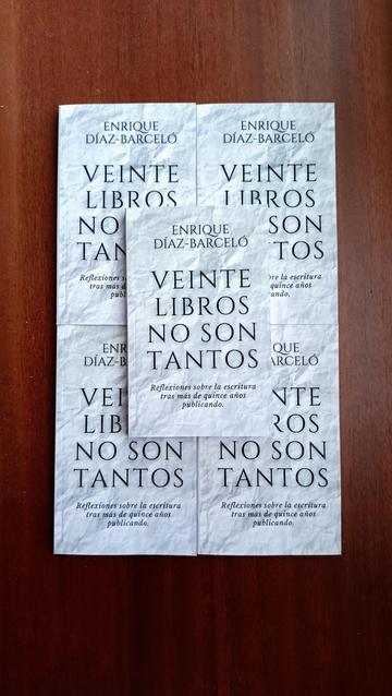 Cinco ejemplares del libro "Veinte libros no son tantos", de Enrique Díaz-Barceló (o sea, yo), sobre una mesa de madera oscura. Están colocados ordenados cuatro dos a dos y uno en el centro sobre los cuatro. La portada es de color blanco grisáceo con un fondo que simula el papel arrugado y con las letras del título y autor de estilo serifa en mayúscula. Debajo del título dice en cursiva "Reflexiones sobre la escritura tras más de quince años publicando".