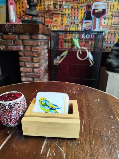 Le même dessin qui était au dos d'un sous bock, rangé dans la boîte à sous bocks sur la table du Vintage bar de Bruges, devant la cage à perruches.