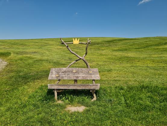 Hölzerner Thron des bajanischen Königs. Auf einer Wiese im Pfaffenwinkel. 
The wooden throne of the king of Bajan.