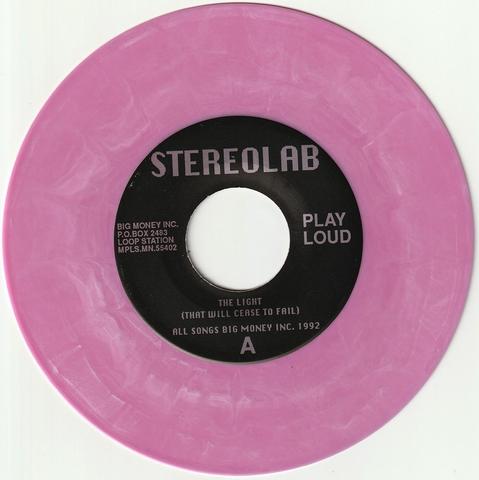 Photo du 7" de Stereolab intitulé "The light that will cease to fail". Le vinyle est rose (mentionné comme "cool pink" sur l'insert, un catalogue du label), le label est noir.