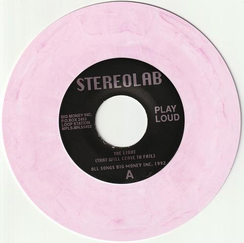 Photo du 7" de Stereolab intitulé "The light that will cease to fail". Le vinyle est rose pâle (mentionné comme "cold pink" sur l'insert, un catalogue du label), le label est noir.