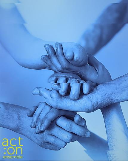 Plakatmotiv des Projekts, ein Foto mit den Armen und Händen der Künstler*innen ineinander verschränkt, das Foto ist blau eingefärbt. https://theaterglocksee.de/dare-to-care.html