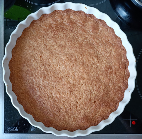 der fertige gebackene Teigboden in einer Tarteform