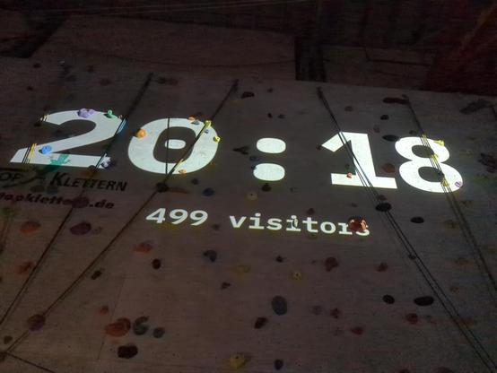 Visitor counter shows 499 visitors at Evoke party.