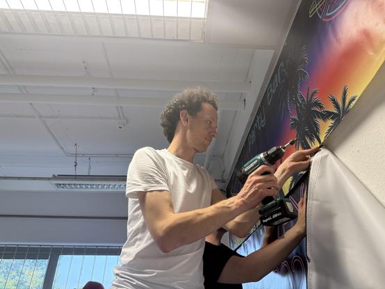 Twee gasten die wat banners aan het ophangen zijn