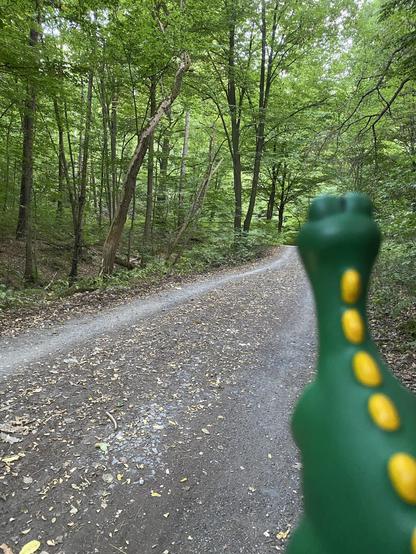 Kleiner dino im wald