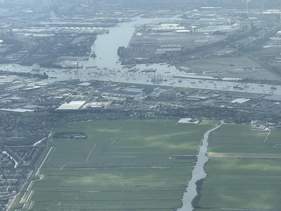Zicht over de intocht van #sailamsterdam net na vertrek vanaf de #polderbaan