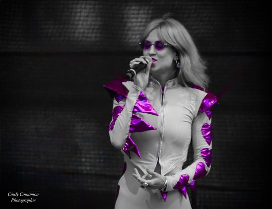 Ultra Violette en show. Photographie par Cindy Cinnamon